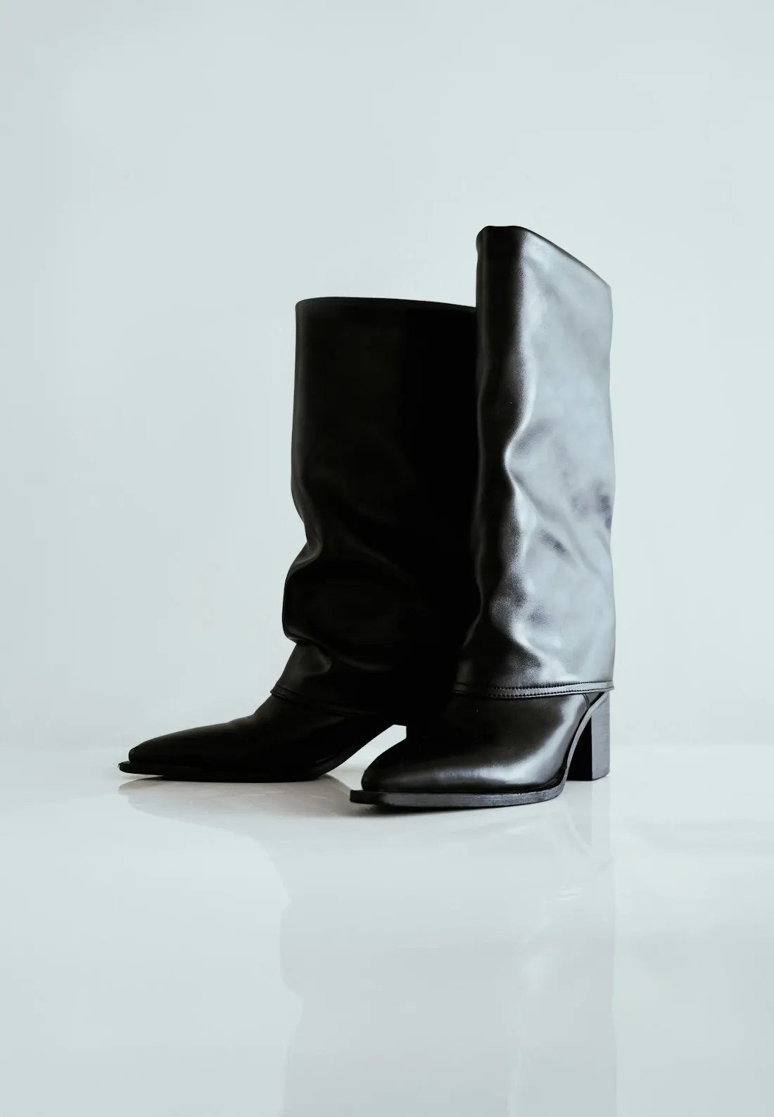 Botas altas de cuero negro